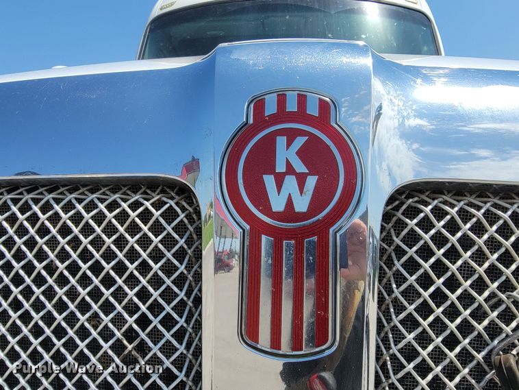 image for item HY9035 2015 Kenworth T680  semi truck