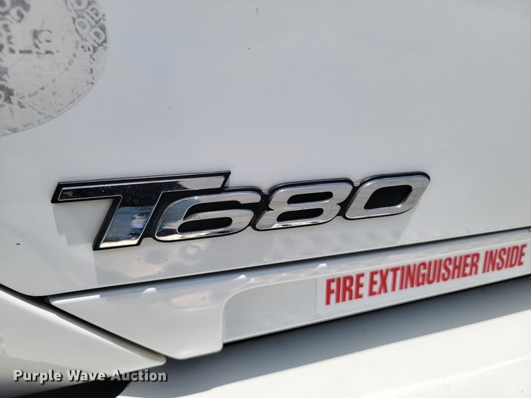 image for item HY9035 2015 Kenworth T680  semi truck