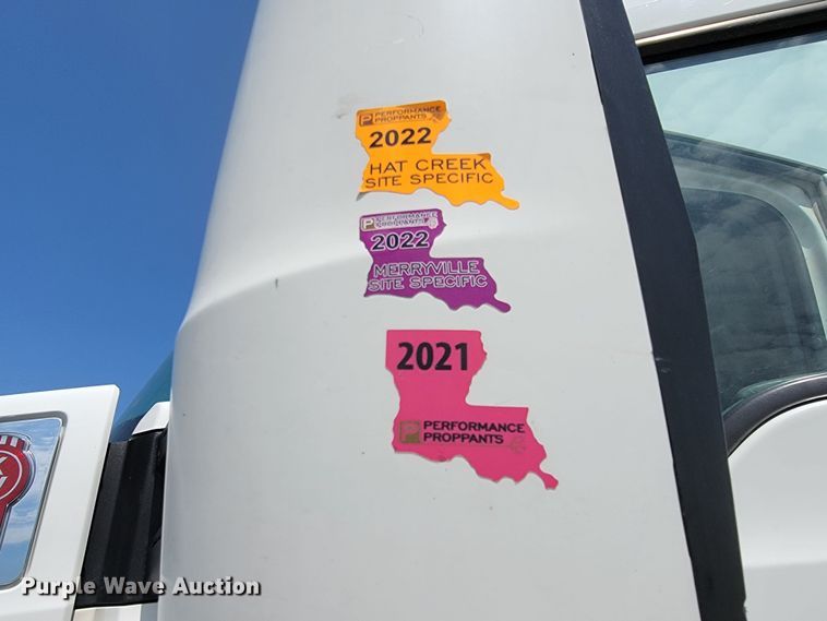 image for item HY9035 2015 Kenworth T680  semi truck