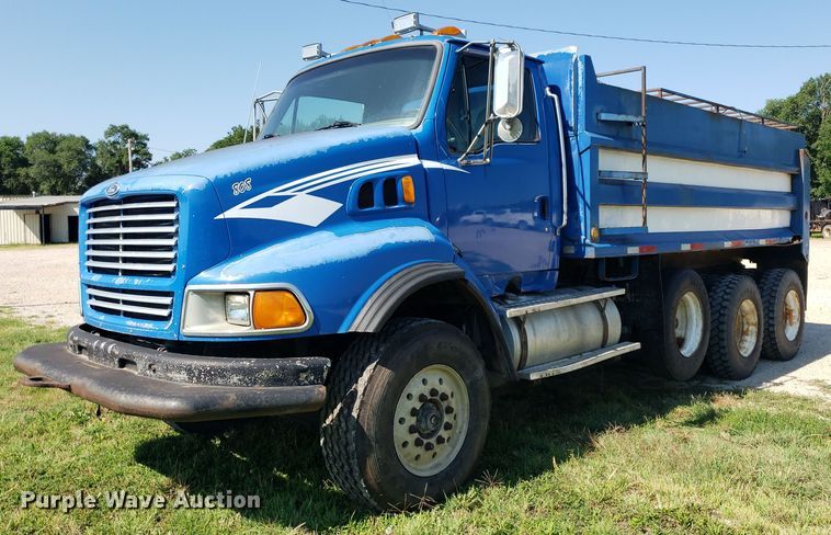 image for item IP9391 1998 Ford LT9000  dump truck