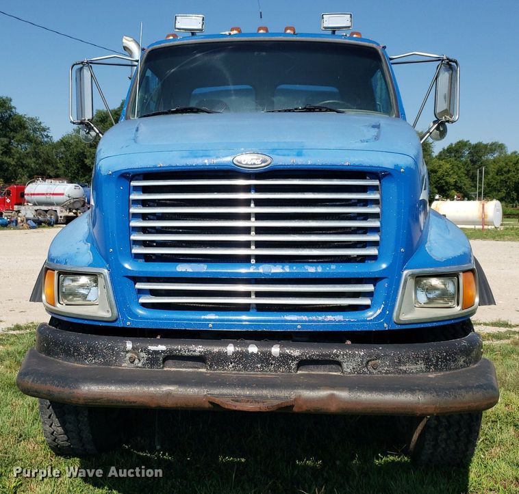 image for item IP9391 1998 Ford LT9000  dump truck