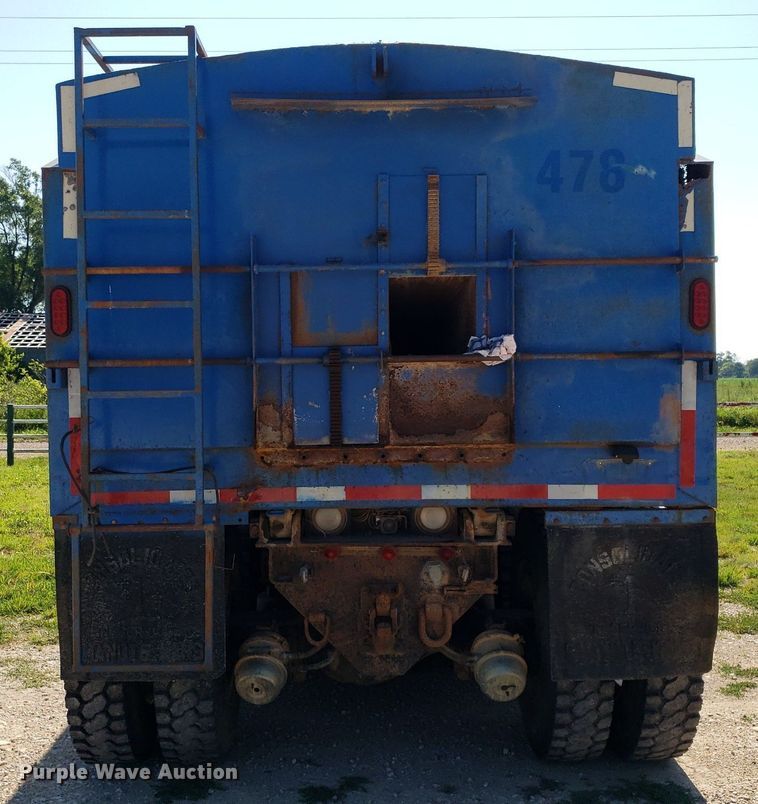 image for item IP9391 1998 Ford LT9000  dump truck