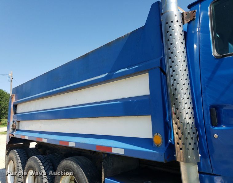 image for item IP9391 1998 Ford LT9000  dump truck