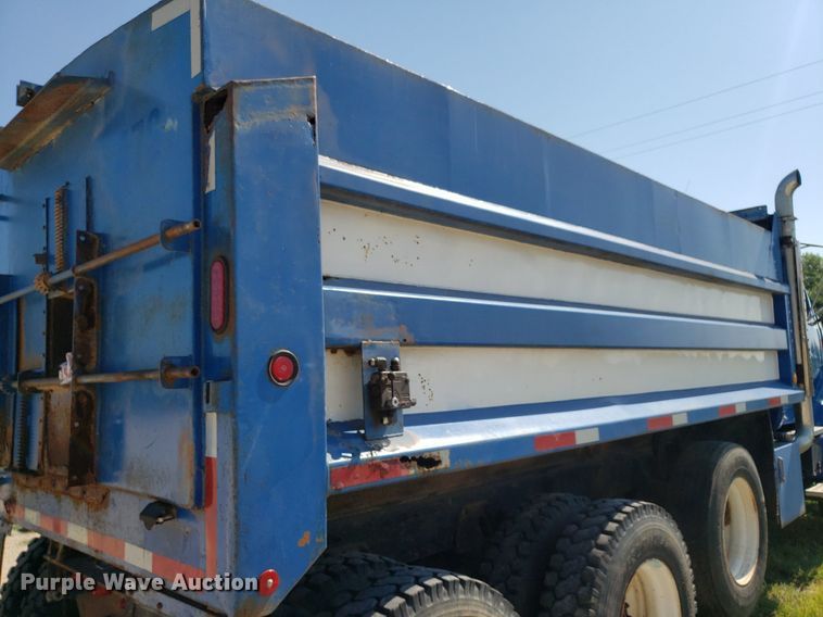 image for item IP9391 1998 Ford LT9000  dump truck
