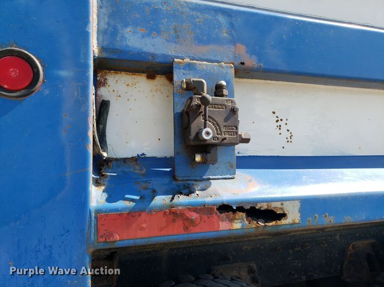 image for item IP9391 1998 Ford LT9000  dump truck