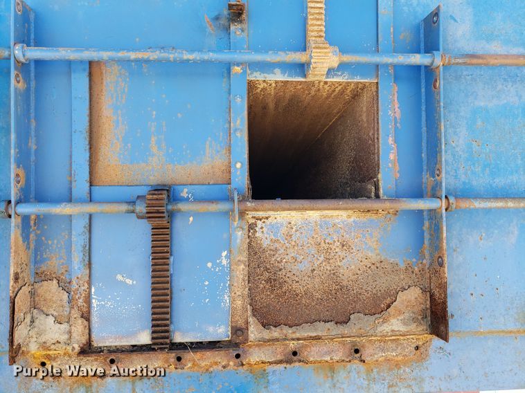 image for item IP9391 1998 Ford LT9000  dump truck