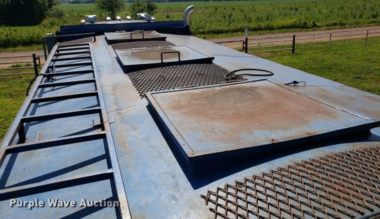 image for item IP9391 1998 Ford LT9000  dump truck