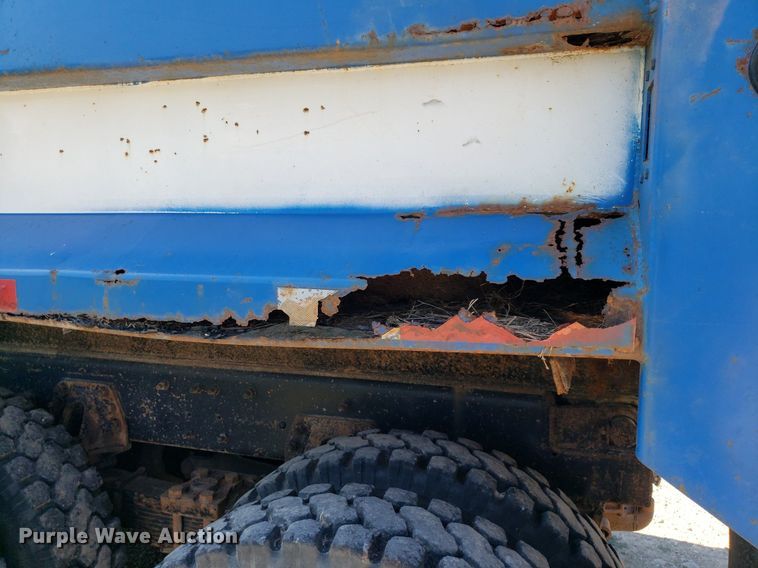 image for item IP9391 1998 Ford LT9000  dump truck