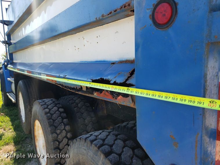 image for item IP9391 1998 Ford LT9000  dump truck