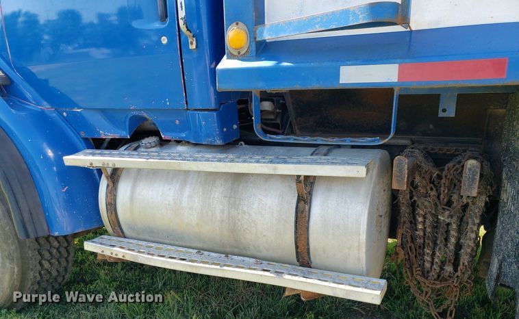 image for item IP9391 1998 Ford LT9000  dump truck