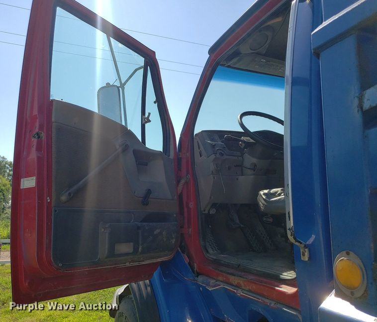 image for item IP9391 1998 Ford LT9000  dump truck