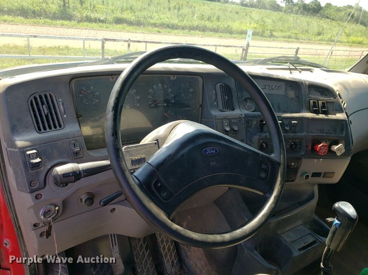 image for item IP9391 1998 Ford LT9000  dump truck