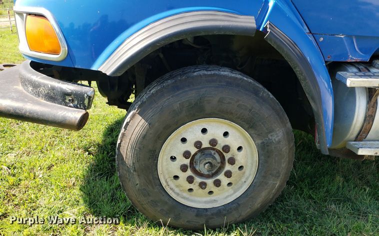 image for item IP9391 1998 Ford LT9000  dump truck