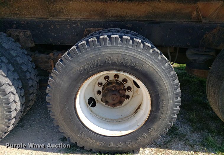 image for item IP9391 1998 Ford LT9000  dump truck