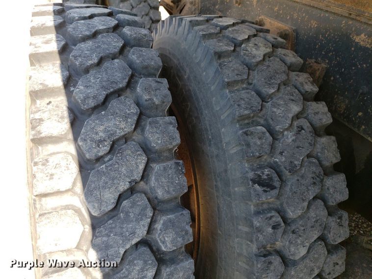 image for item IP9391 1998 Ford LT9000  dump truck