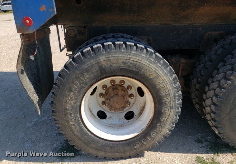 image for item IP9391 1998 Ford LT9000  dump truck