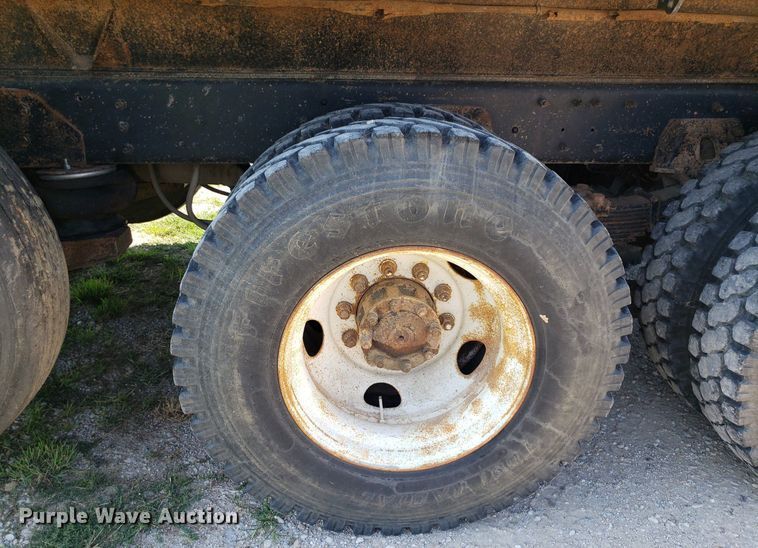 image for item IP9391 1998 Ford LT9000  dump truck