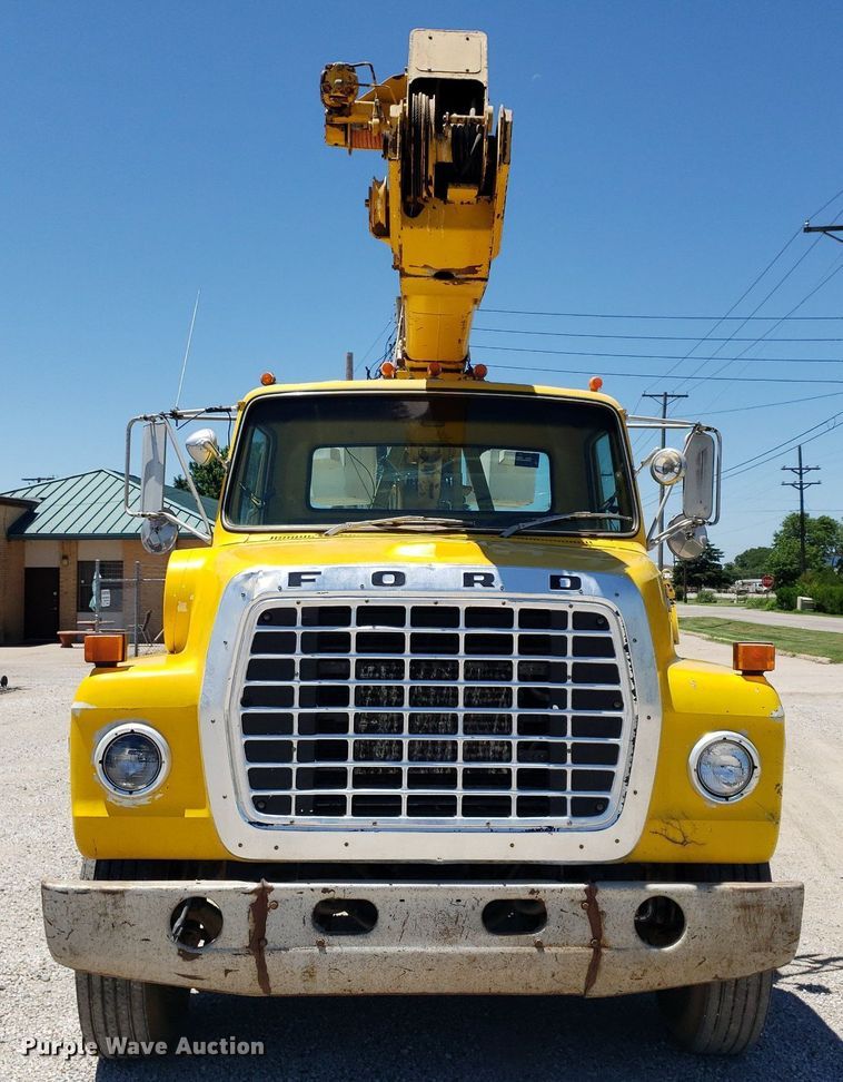 image for item IP9393 1983 Ford 8000  bucket truck