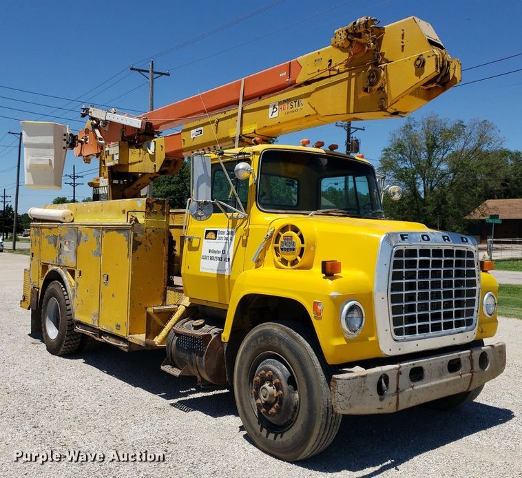 image for item IP9393 1983 Ford 8000  bucket truck