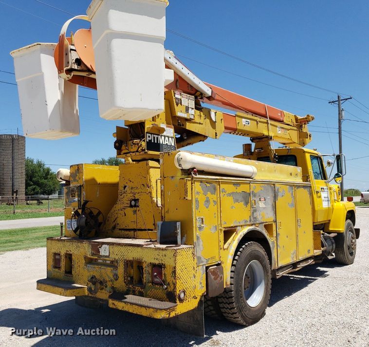 image for item IP9393 1983 Ford 8000  bucket truck