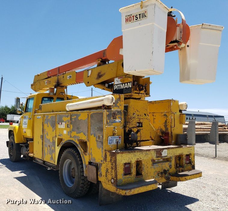 image for item IP9393 1983 Ford 8000  bucket truck