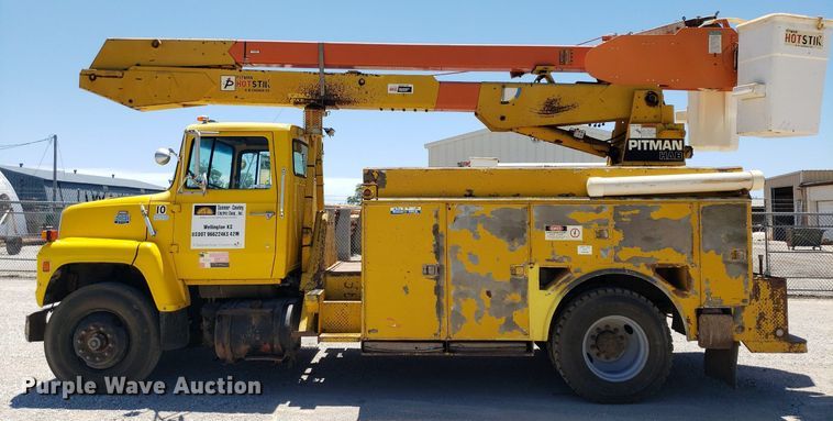 image for item IP9393 1983 Ford 8000  bucket truck