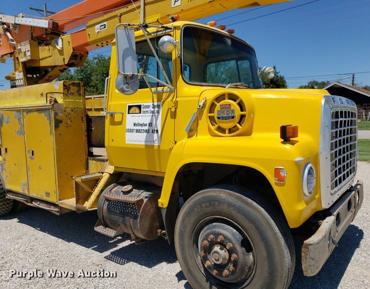 image for item IP9393 1983 Ford 8000  bucket truck