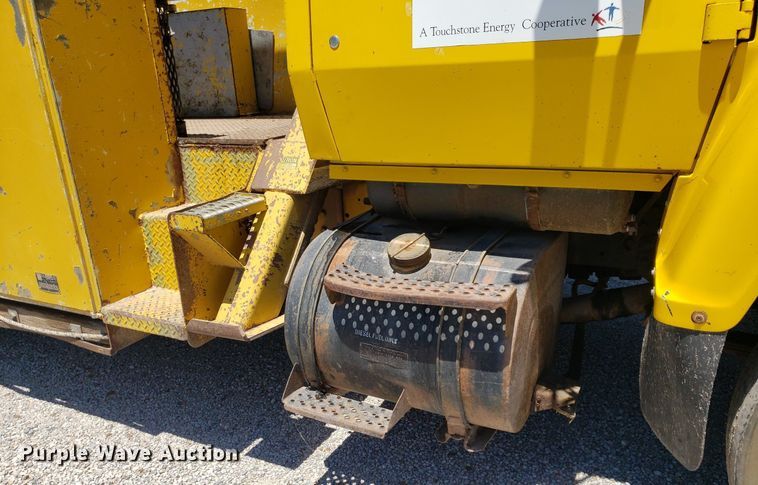 image for item IP9393 1983 Ford 8000  bucket truck