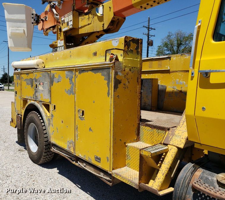 image for item IP9393 1983 Ford 8000  bucket truck