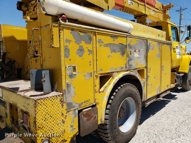 image for item IP9393 1983 Ford 8000  bucket truck