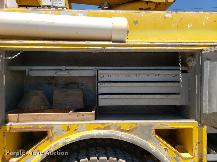 image for item IP9393 1983 Ford 8000  bucket truck