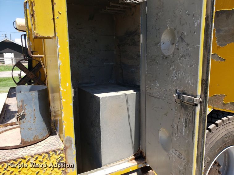 image for item IP9393 1983 Ford 8000  bucket truck