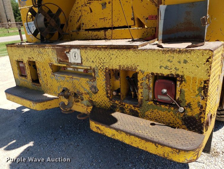 image for item IP9393 1983 Ford 8000  bucket truck