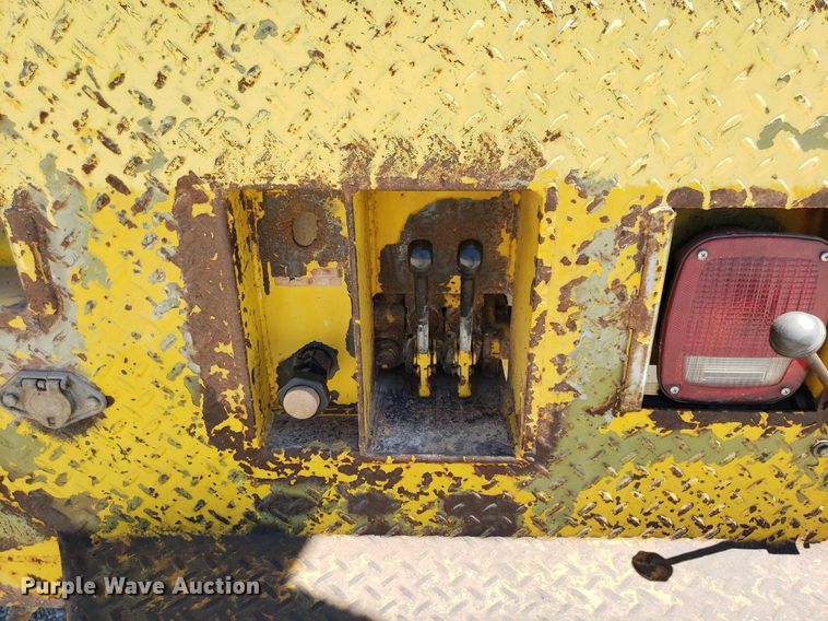 image for item IP9393 1983 Ford 8000  bucket truck