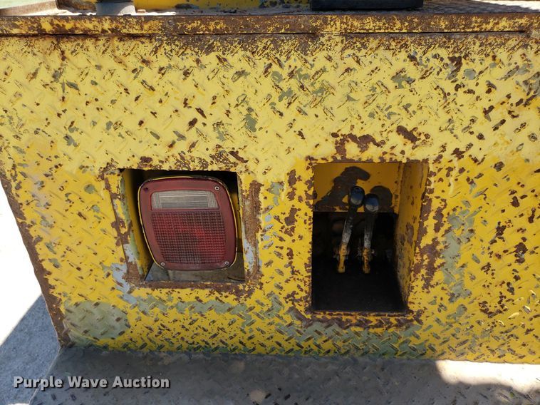 image for item IP9393 1983 Ford 8000  bucket truck