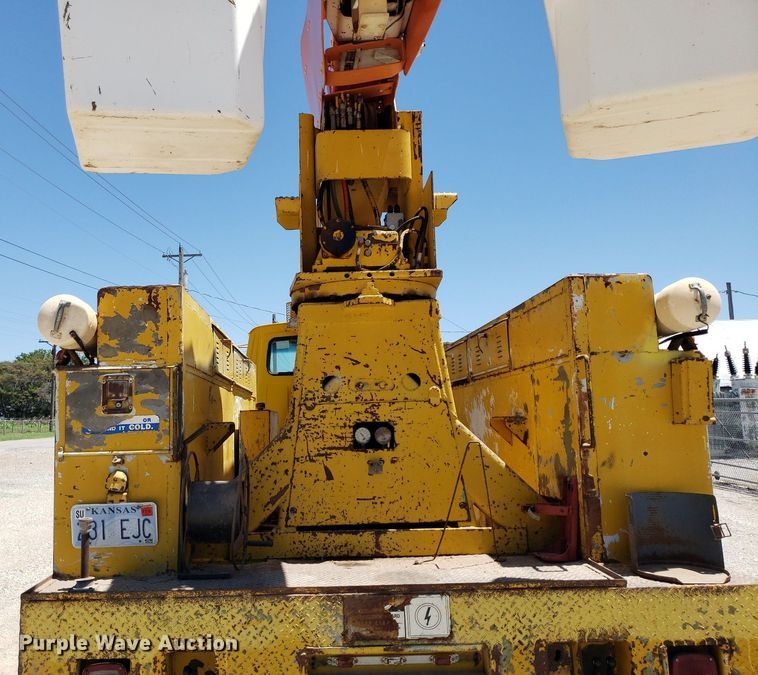 image for item IP9393 1983 Ford 8000  bucket truck