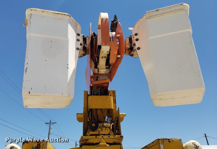 image for item IP9393 1983 Ford 8000  bucket truck