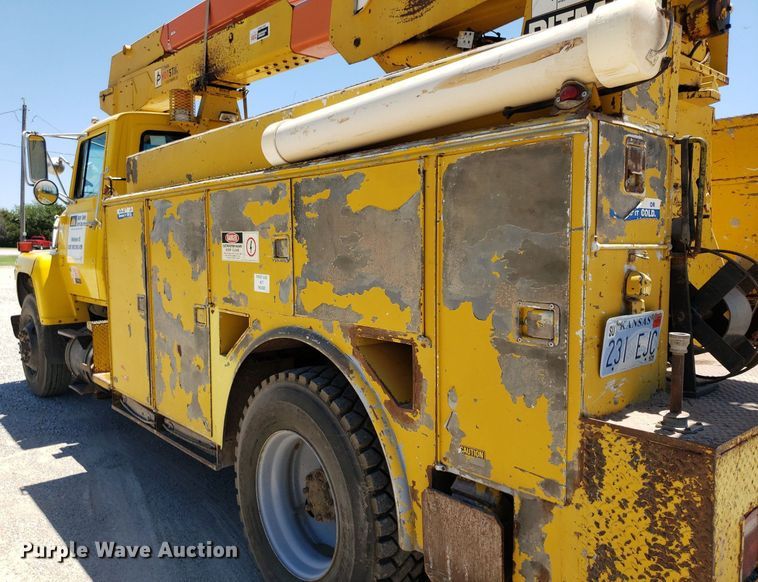 image for item IP9393 1983 Ford 8000  bucket truck