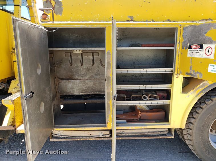 image for item IP9393 1983 Ford 8000  bucket truck