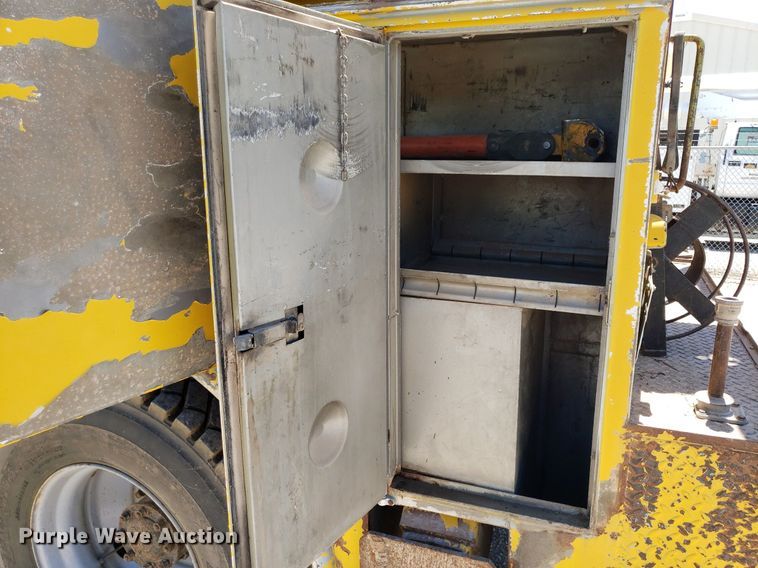 image for item IP9393 1983 Ford 8000  bucket truck