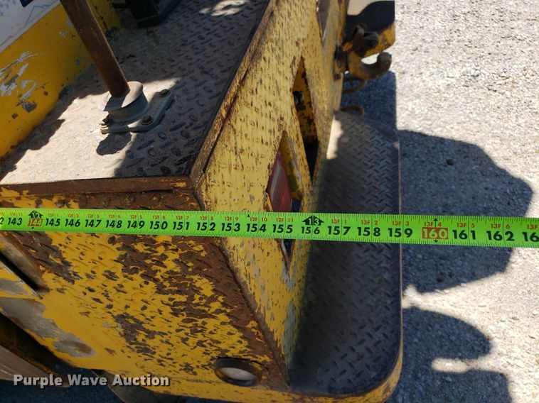 image for item IP9393 1983 Ford 8000  bucket truck