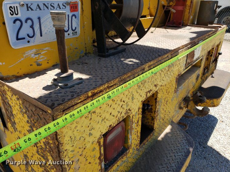 image for item IP9393 1983 Ford 8000  bucket truck