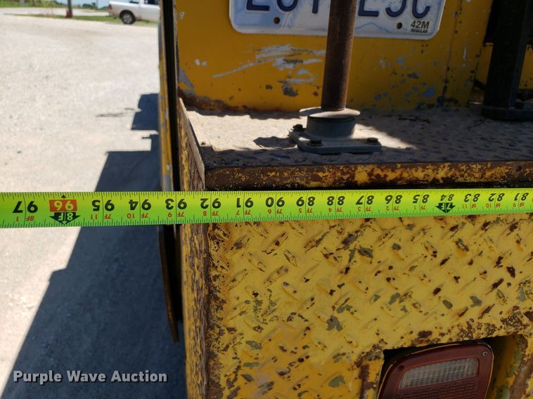 image for item IP9393 1983 Ford 8000  bucket truck