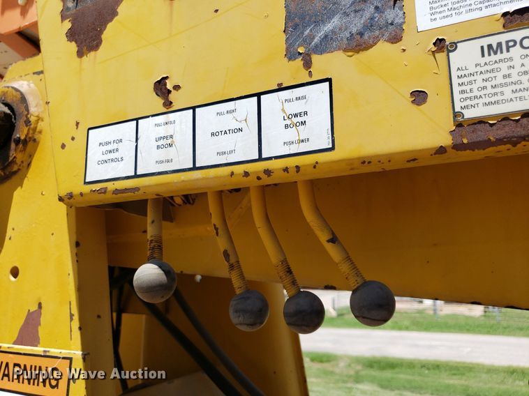 image for item IP9393 1983 Ford 8000  bucket truck