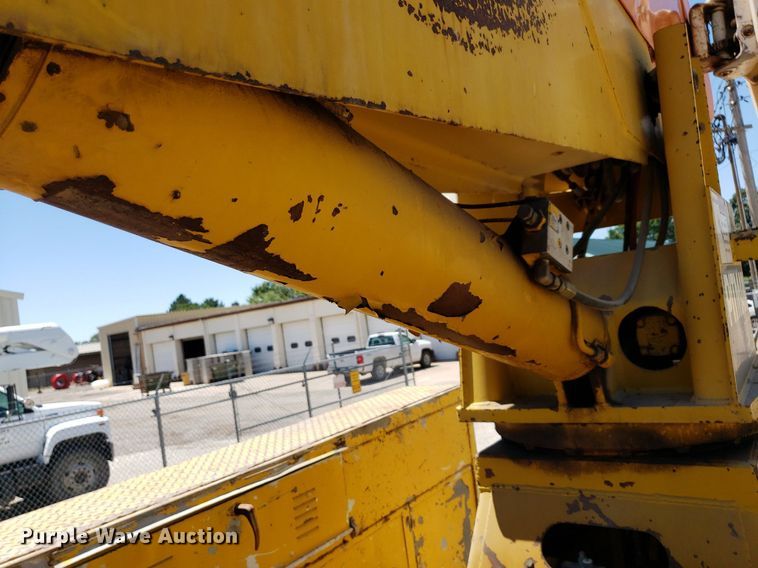 image for item IP9393 1983 Ford 8000  bucket truck