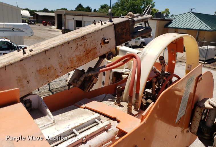 image for item IP9393 1983 Ford 8000  bucket truck