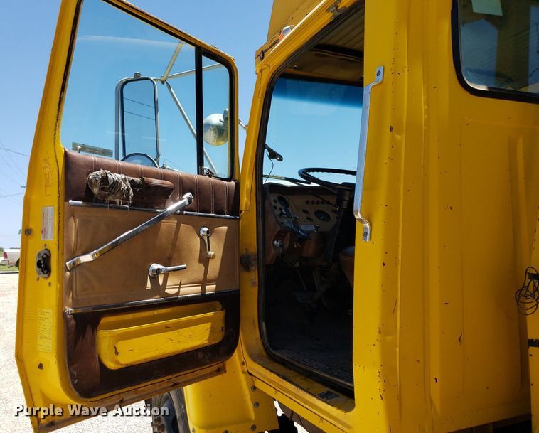 image for item IP9393 1983 Ford 8000  bucket truck