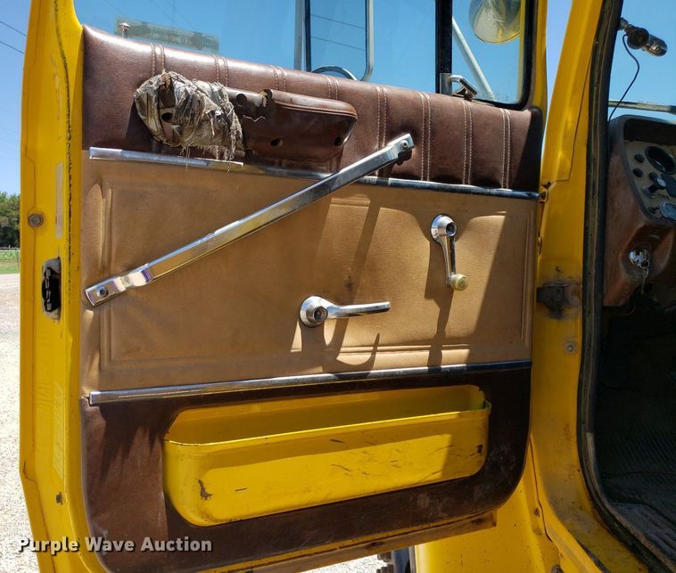 image for item IP9393 1983 Ford 8000  bucket truck