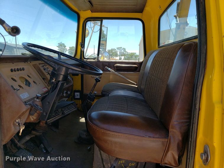 image for item IP9393 1983 Ford 8000  bucket truck