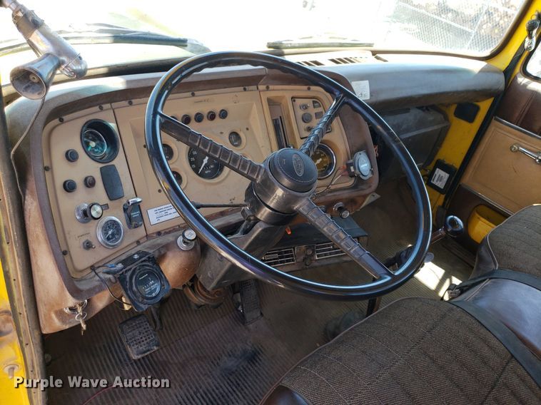 image for item IP9393 1983 Ford 8000  bucket truck